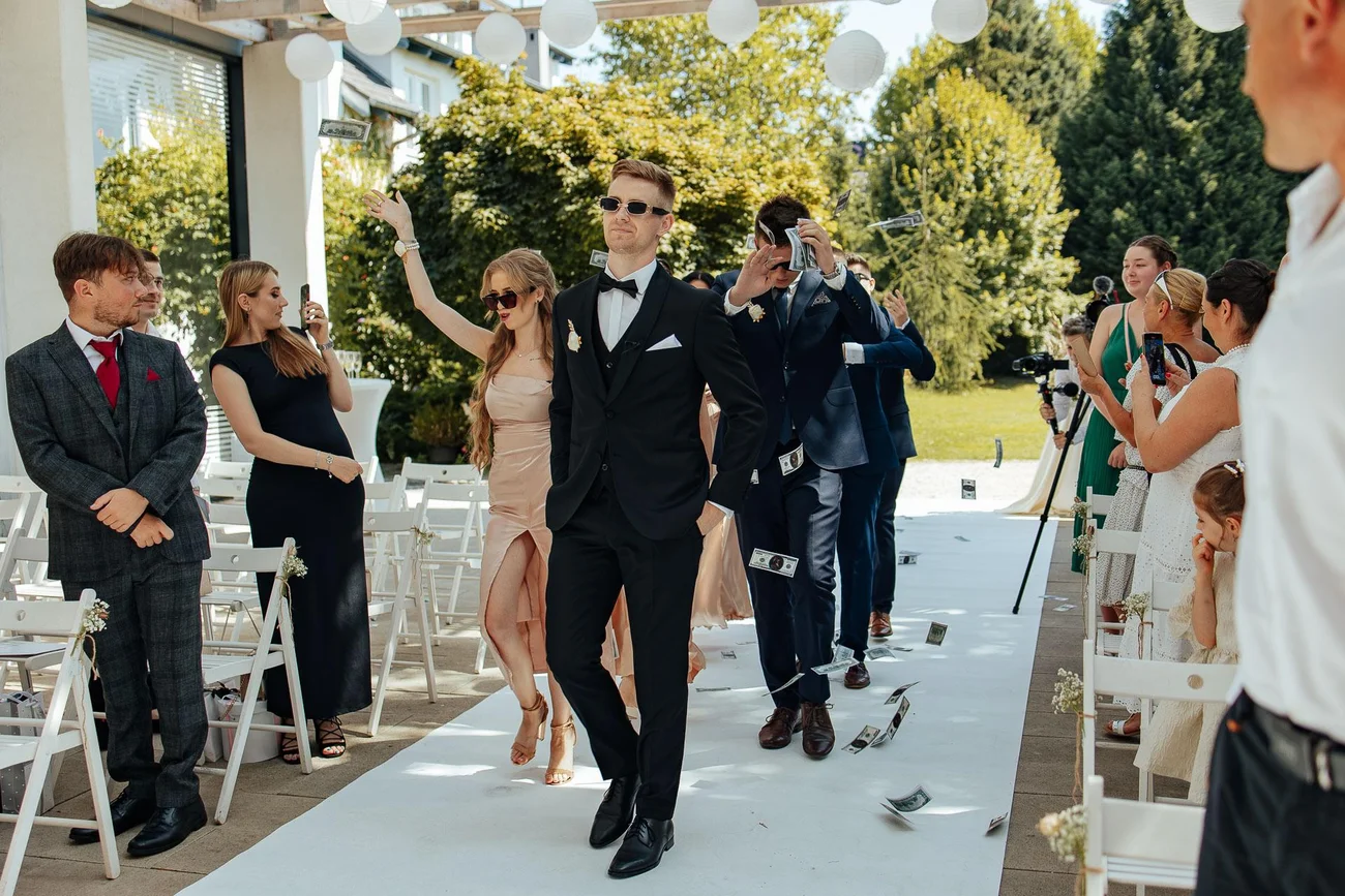 Wejście na ślub- pan młody rzuca pieniędzmi