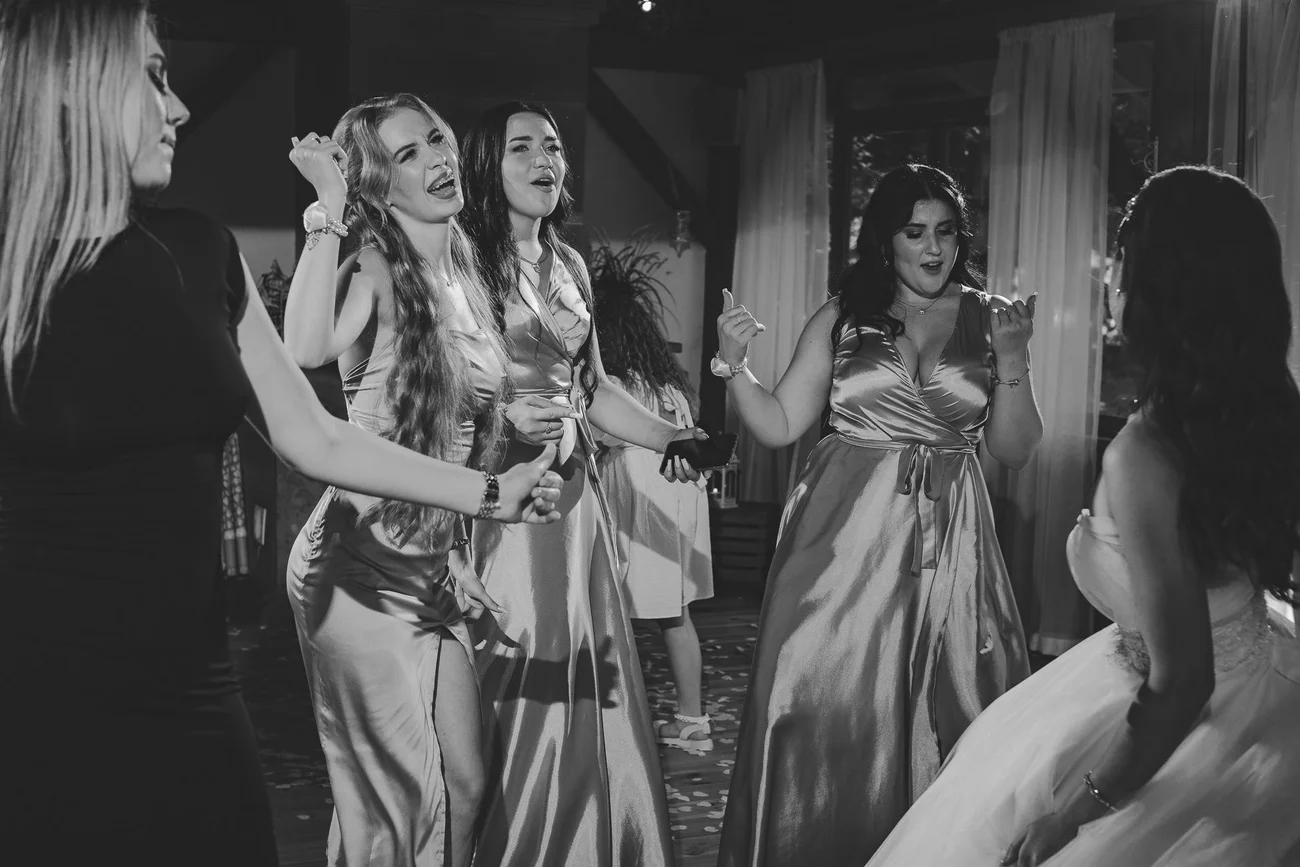 Zabawa dziewczyn na weselu w kątach wrocławskich