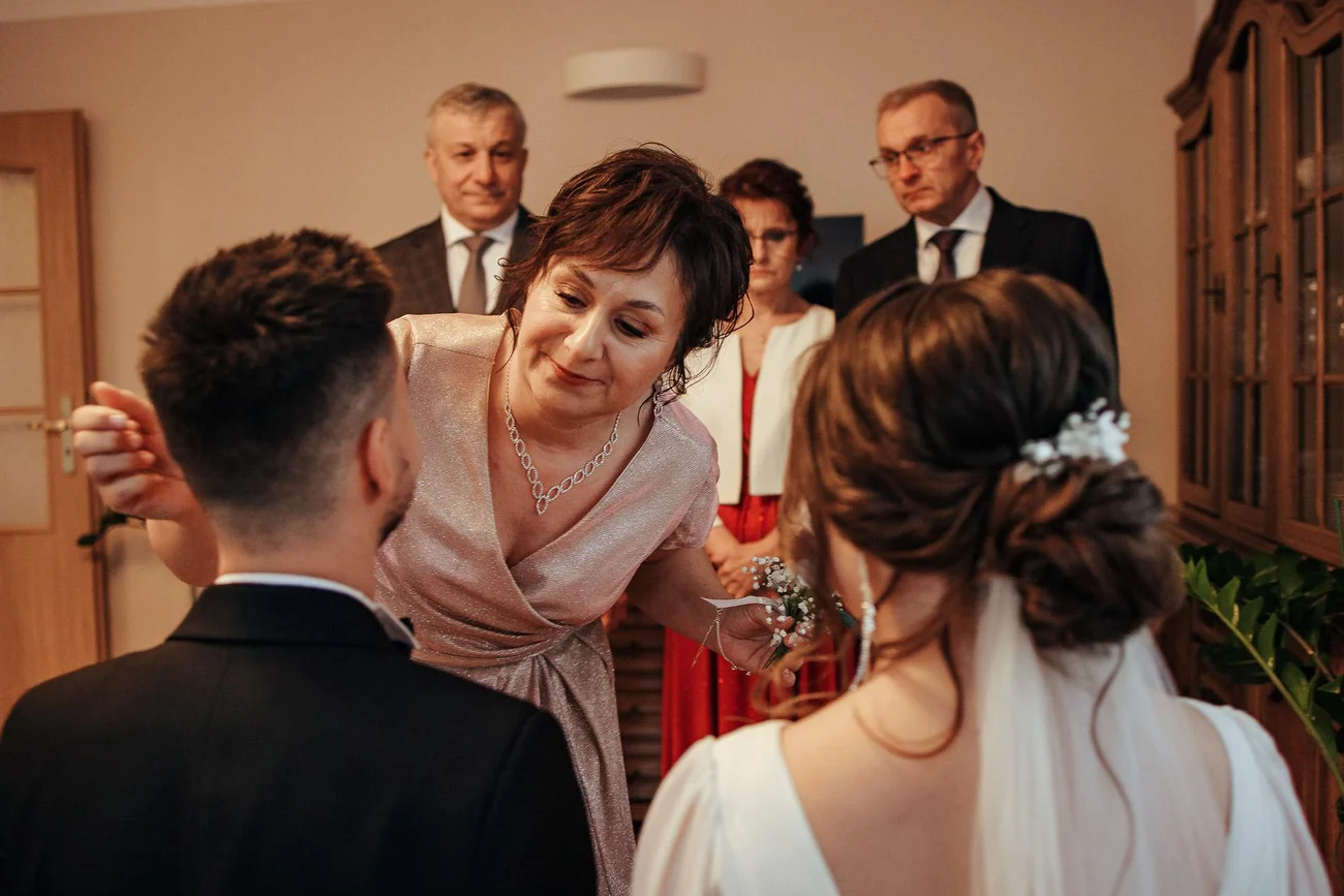 Błogosławiąca mama pary młodej