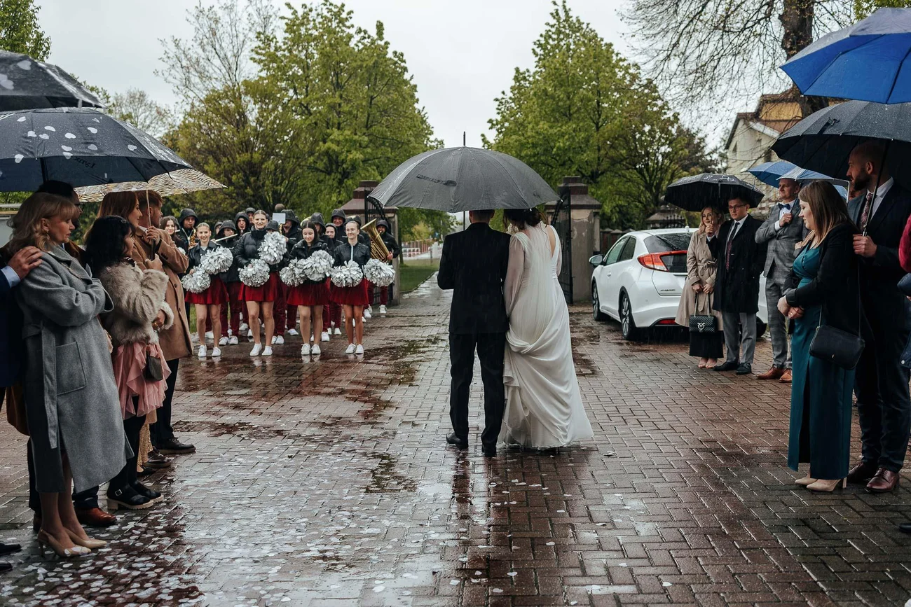 Deszczowe wyjście z kościoła
