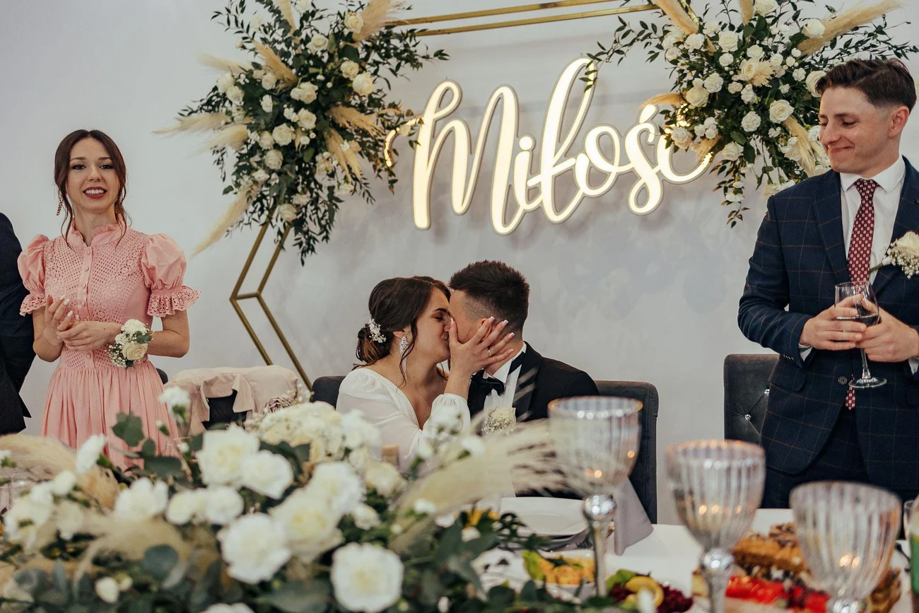 Pierwszy pocałunek pary młodej