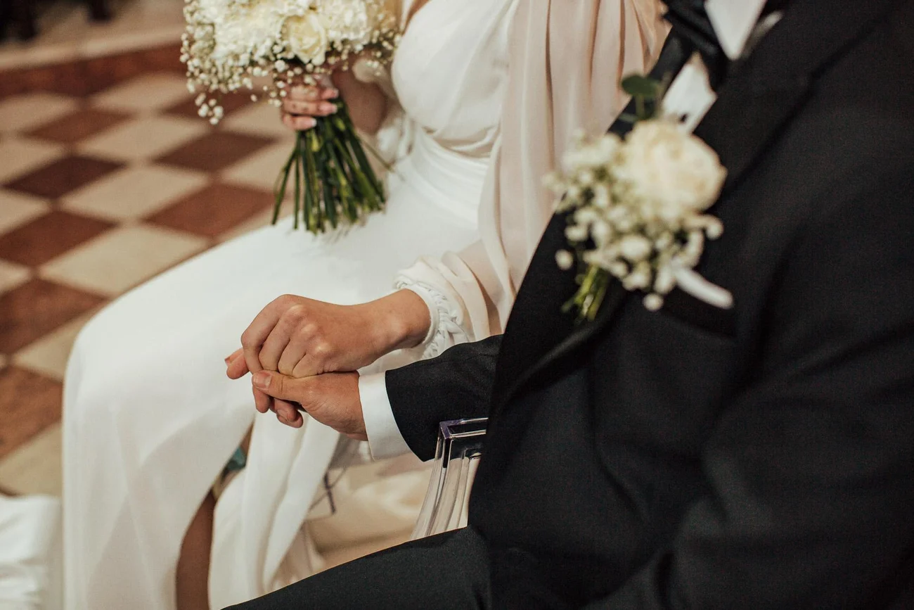 Dłonie pary młodej