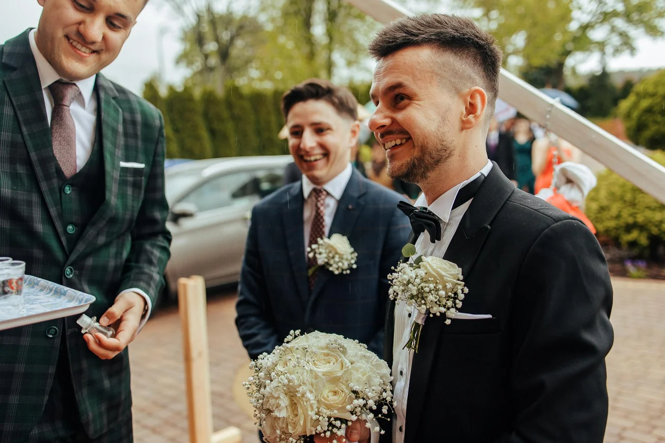 Pan młody pod domem przyszłej żony