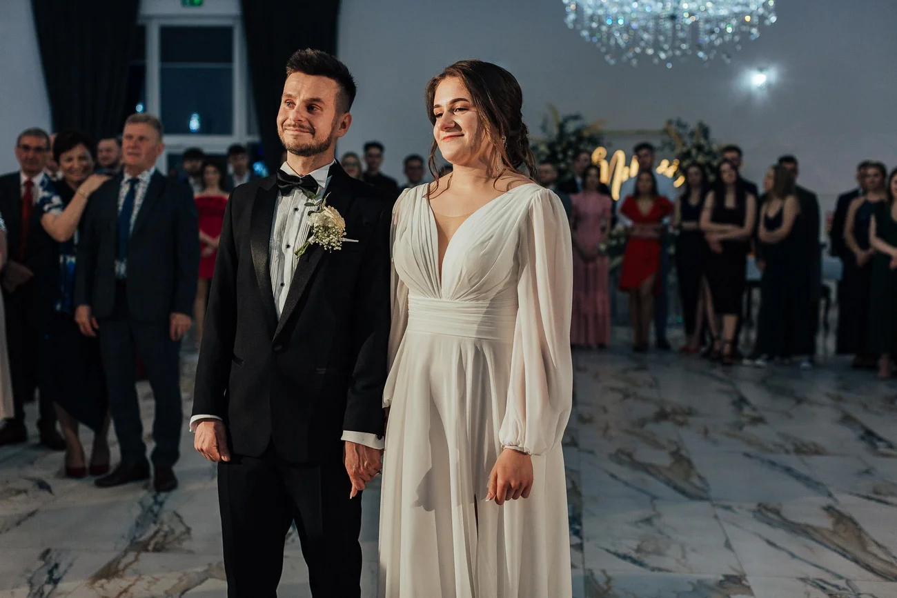 Para młoda słuchająca występu mamy