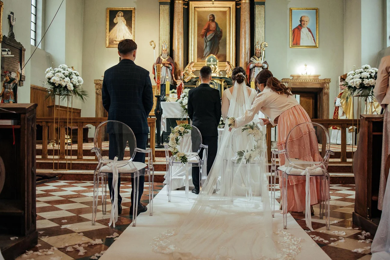 Para młoda w kościele