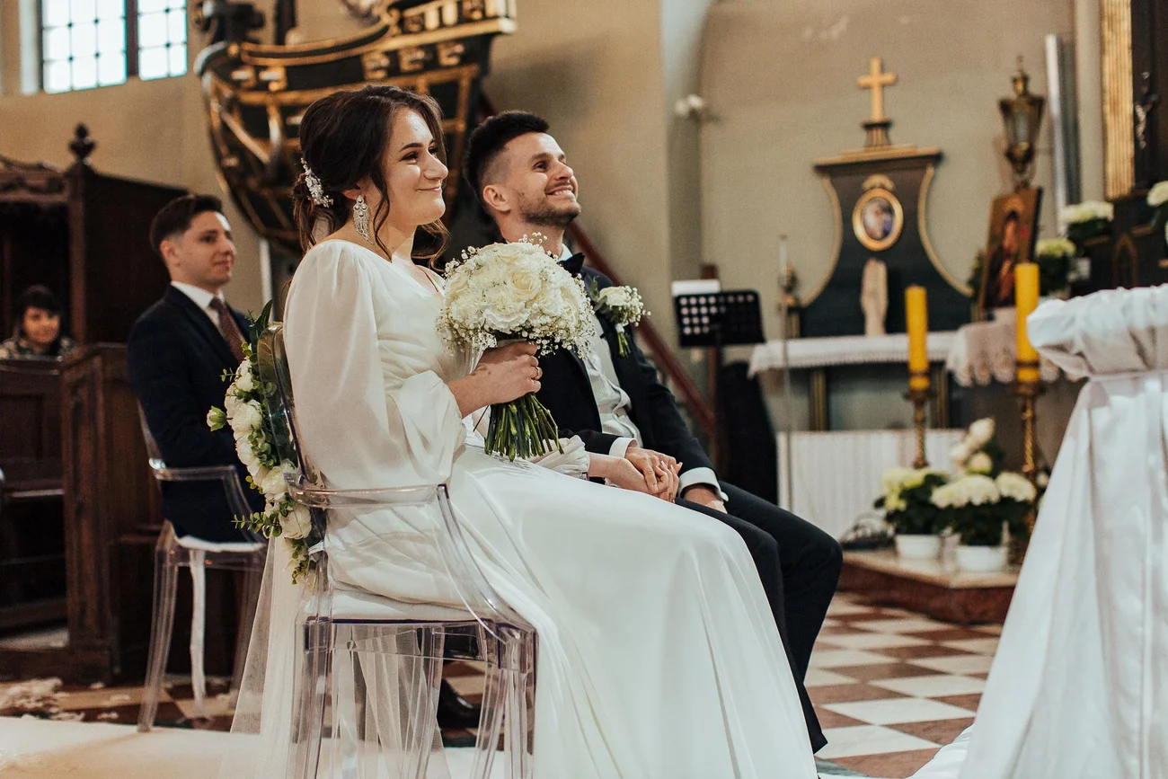 Uśmiechnięta para młoda