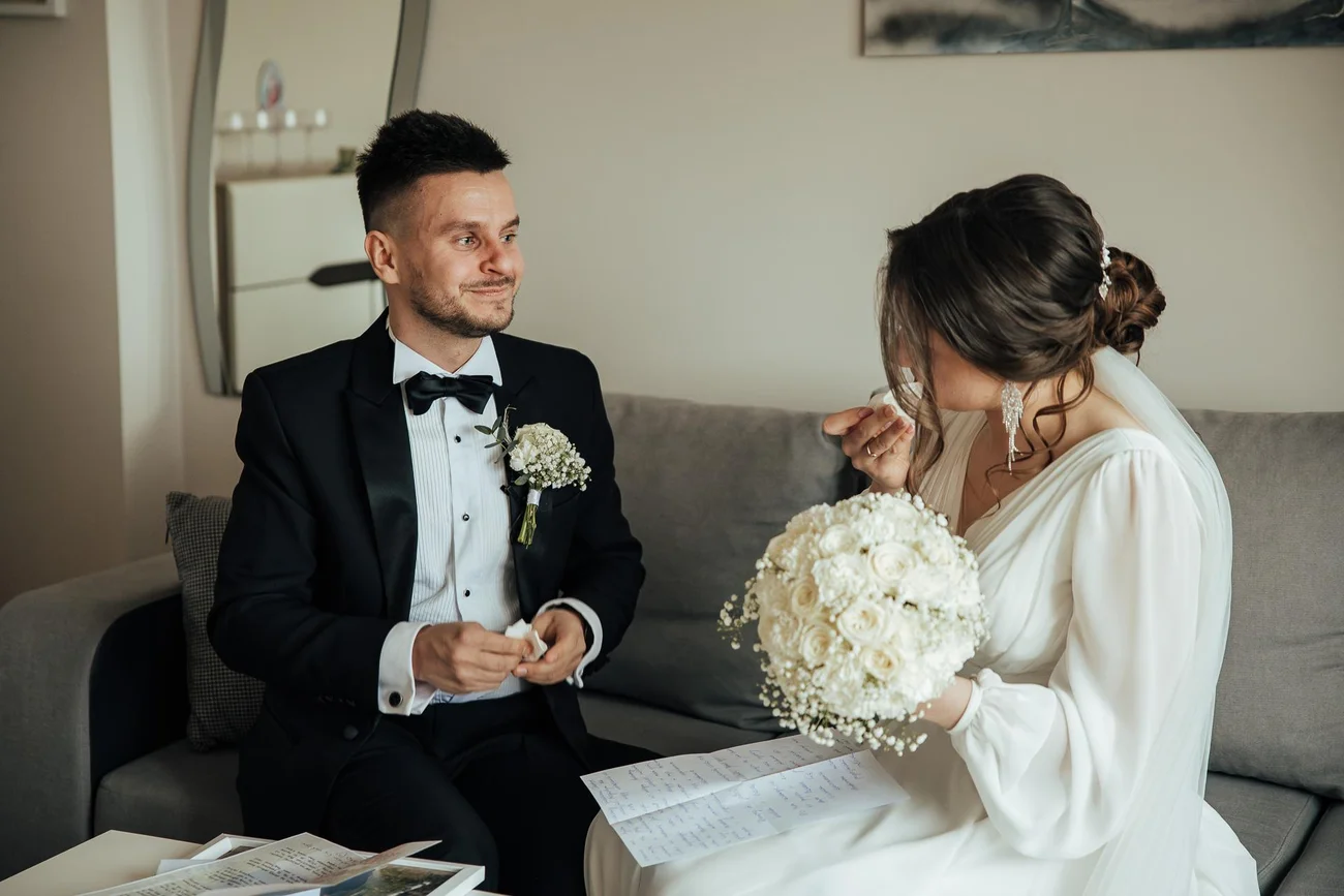 Wzruszona para młoda