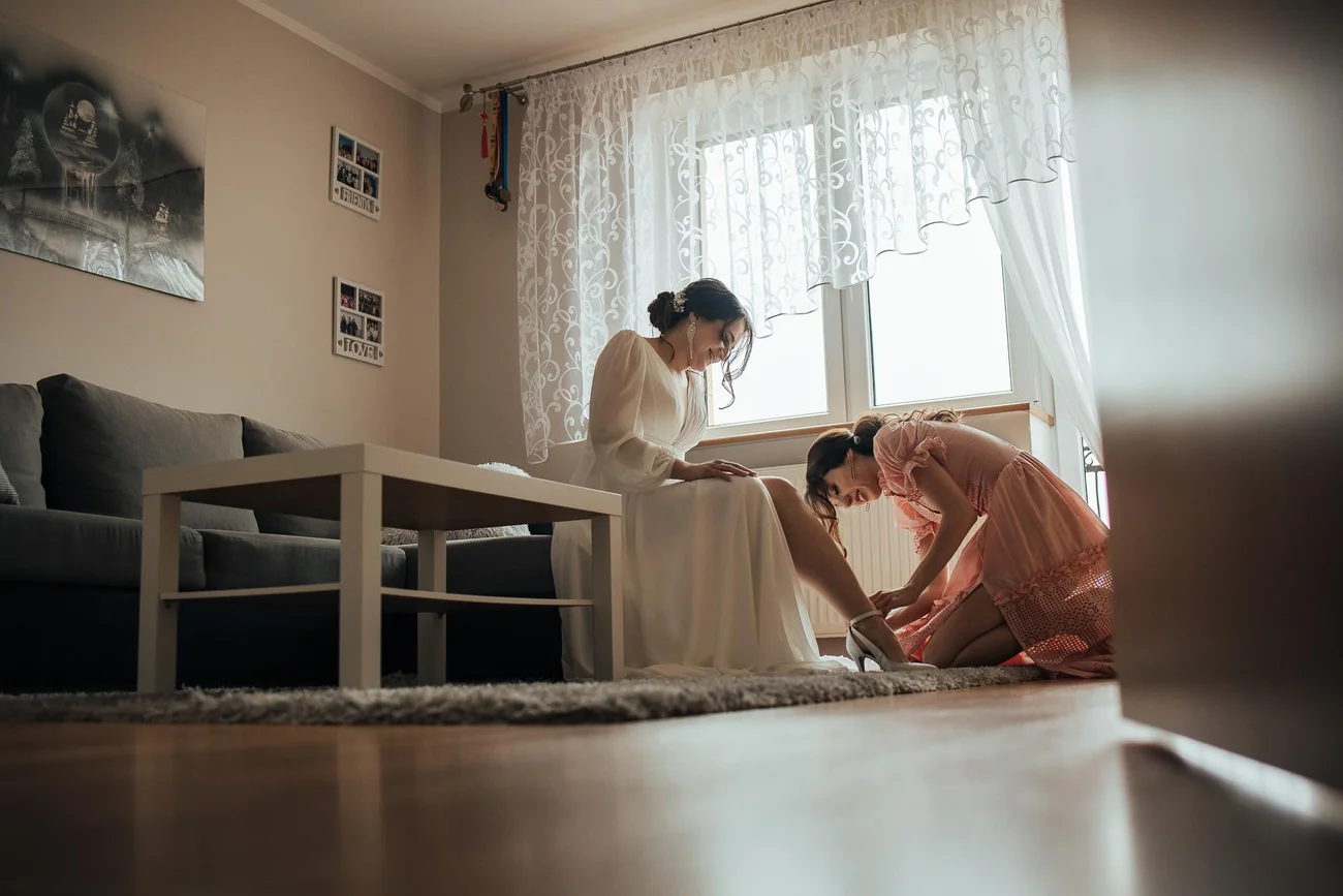 Zakładanie butów ślubnych