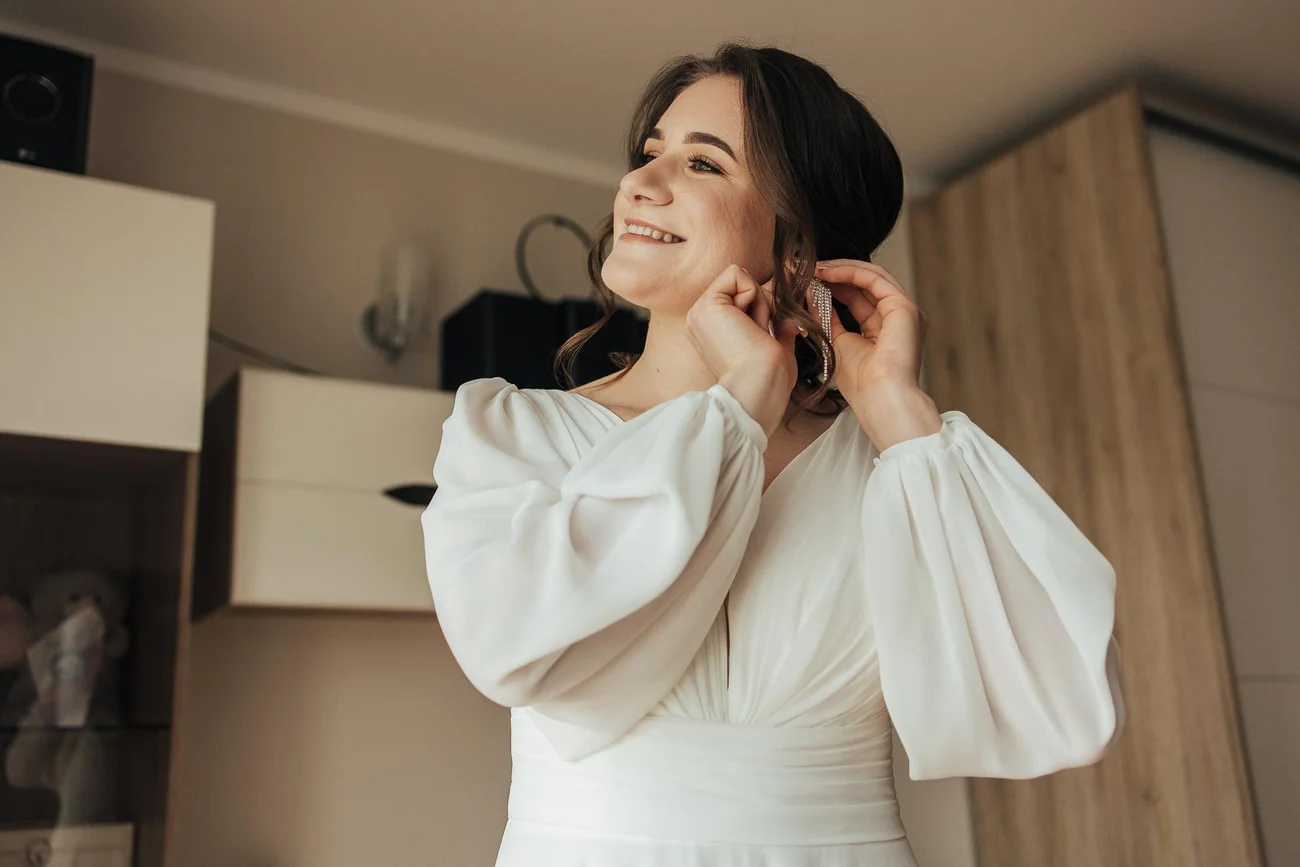 Zakładanie Kolczyków pani młodej