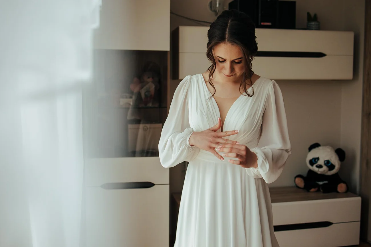 Zakładanie pierścionka zaręczynowego