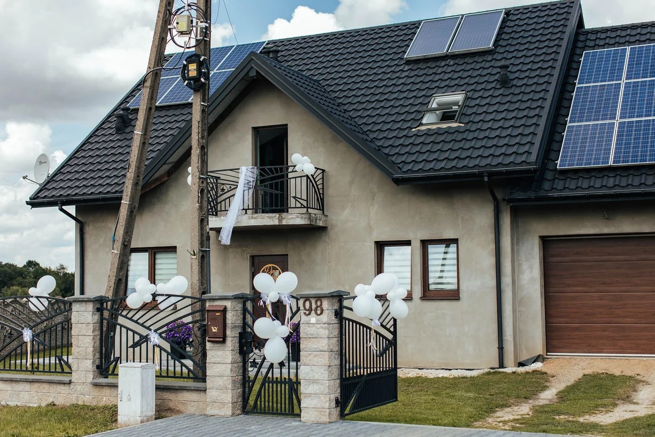 Dom Pary Młodej ozdobiony balonami - przygotowania do ślubu, Sulmierzyce.