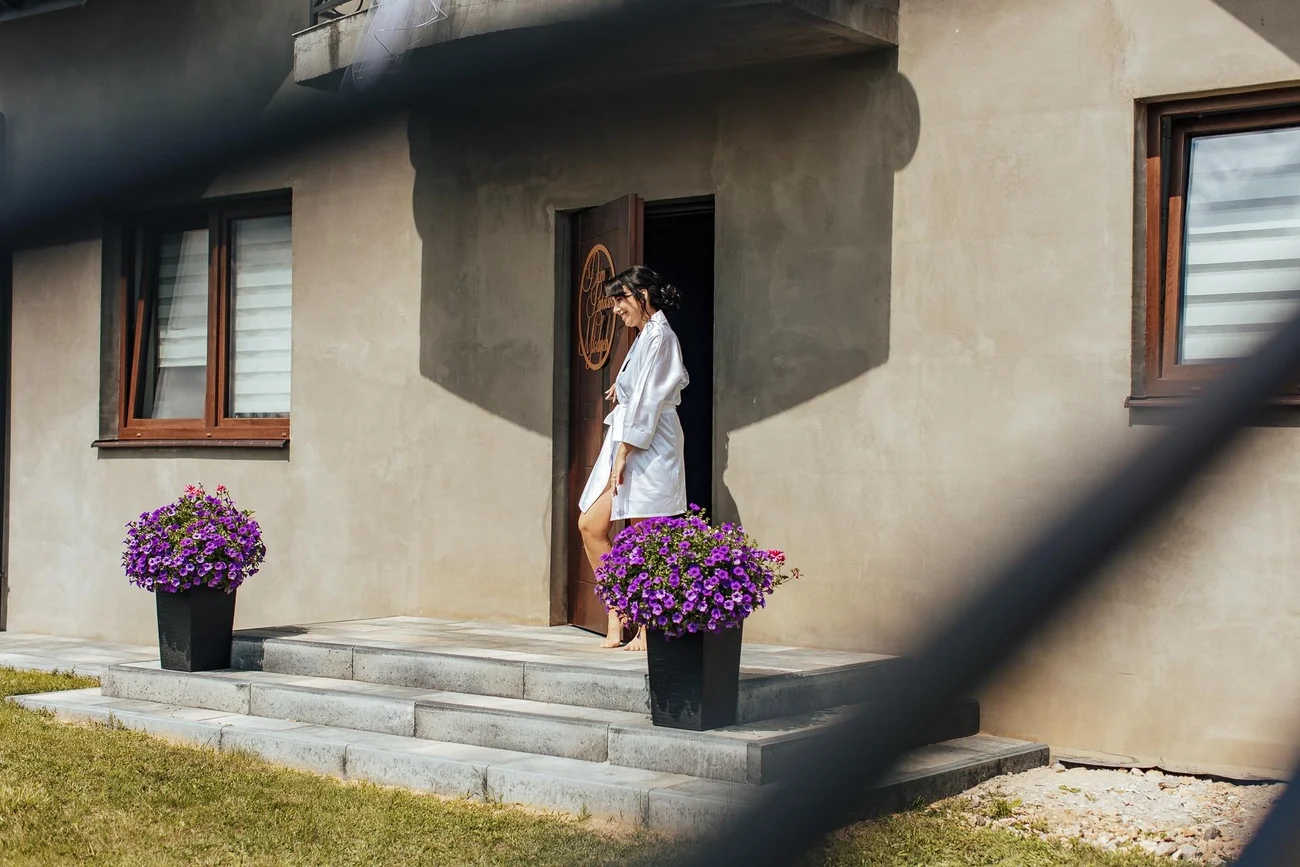 Panna Młoda przed drzwiami rodzinnego domu - reportaż ślubny Sulmierzyce