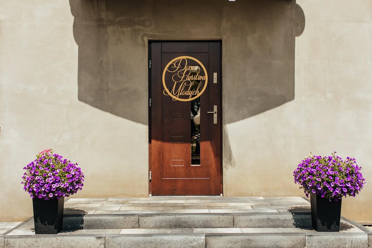 Drzwi wejściowe z napisem Dom Państwa Młodych - dekoracje ślubne Sulmierzyce
