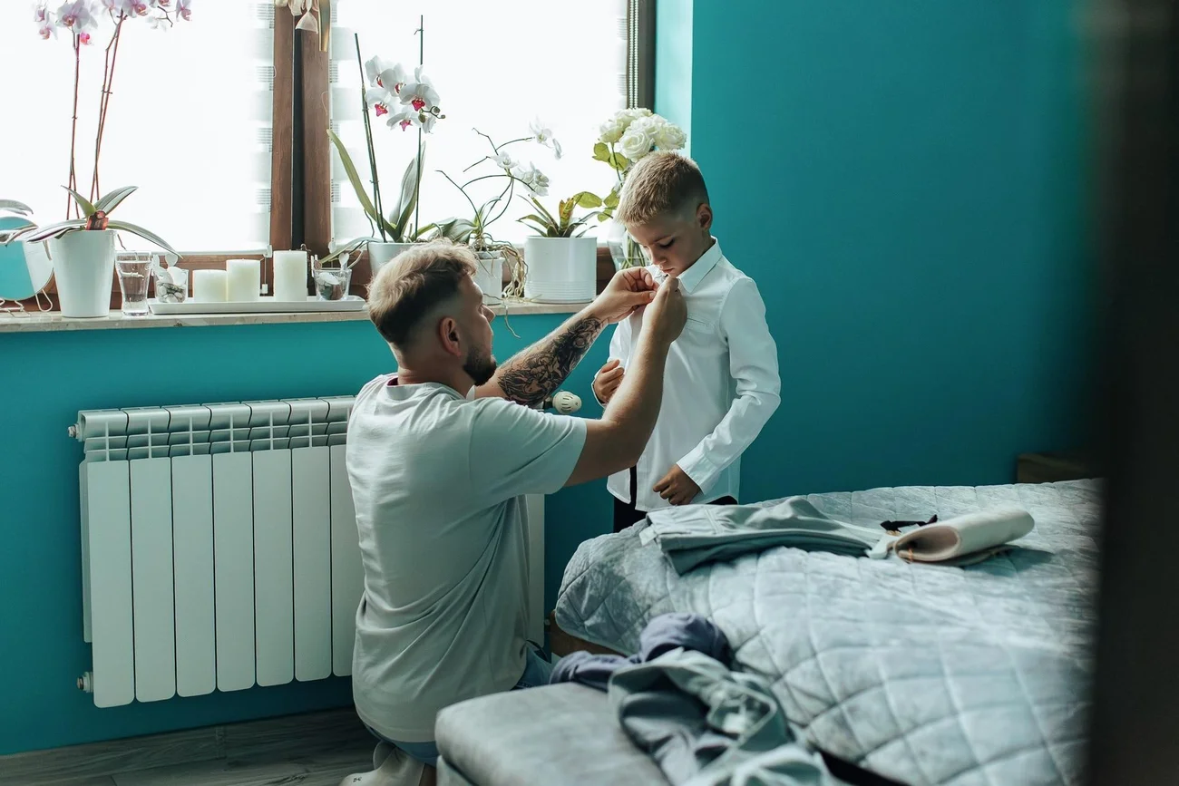 Pan Młody ubiera swojego syna - rodzinne przygotowania do ślubu