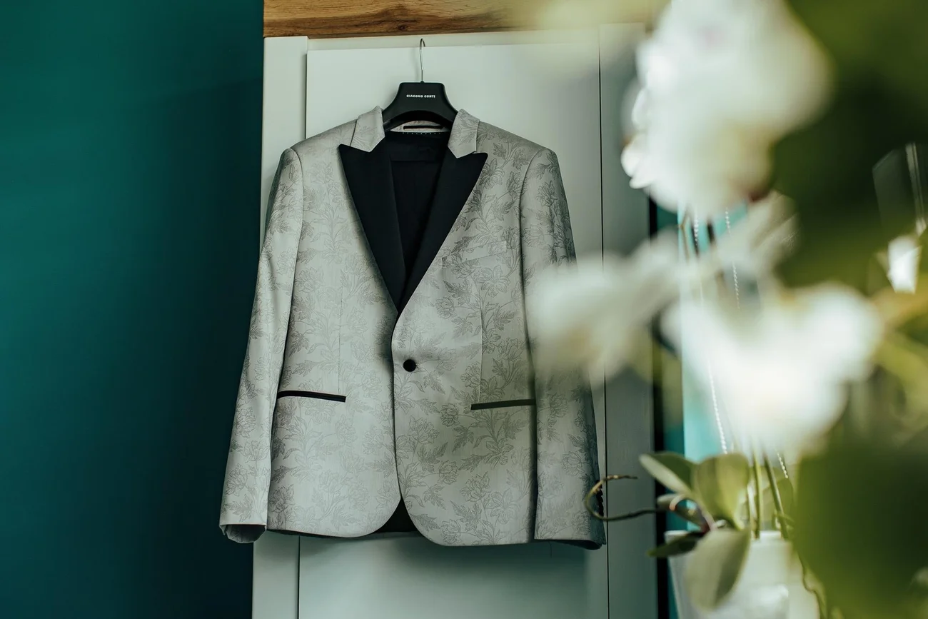 Garnitur Pana Młodego wiszący w pokoju - przygotowania ślubne