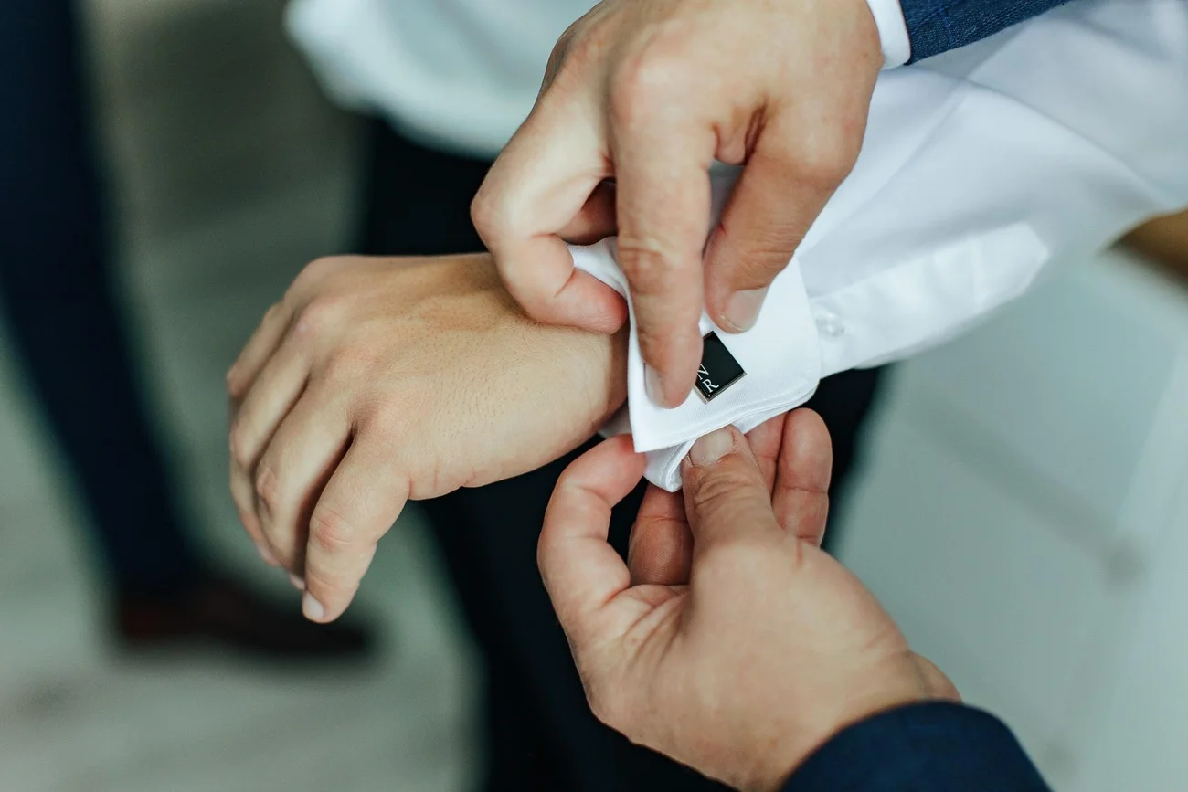 Detal spinek do mankietów - eleganckie dodatki ślubne