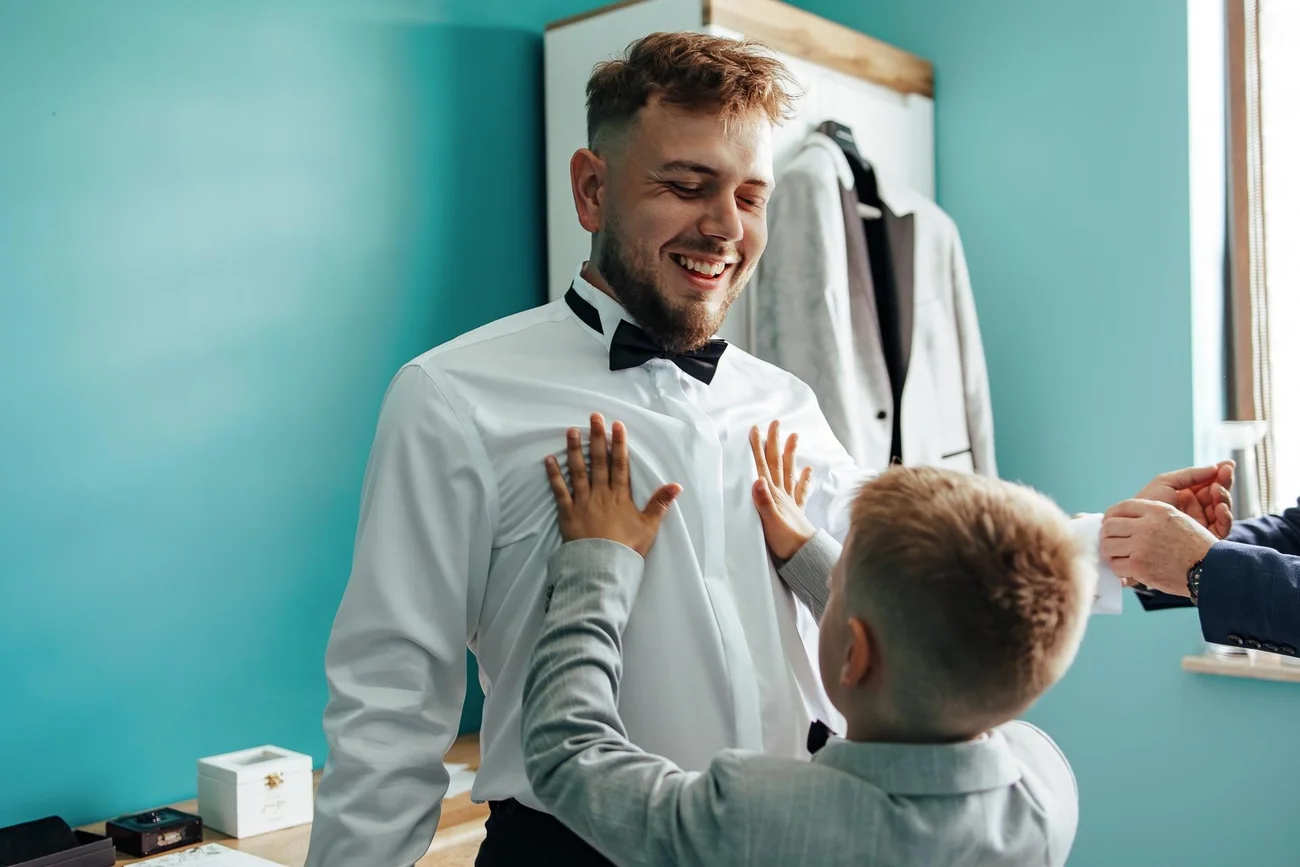 Synek „masuje” Pana Młodego przed ślubem - chwile wzruszenia