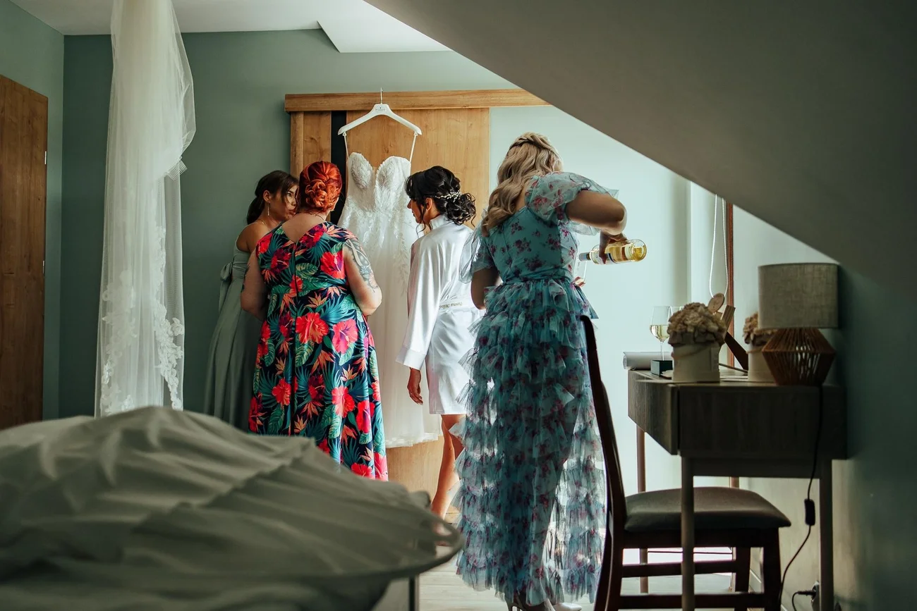 Panna Młoda z druhnami w pokoju - przygotowania do ślubu