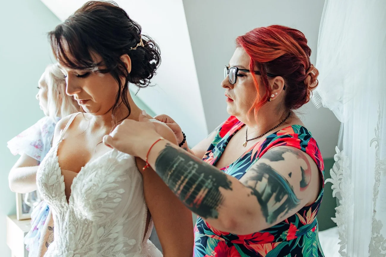 Zapinanie sukni Panny Młodej - ślub w Sulmierzycach