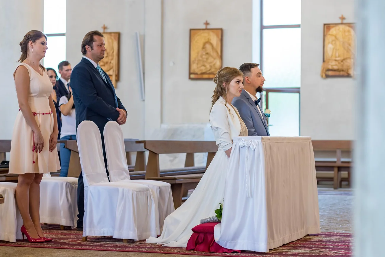 Modląca się para młoda