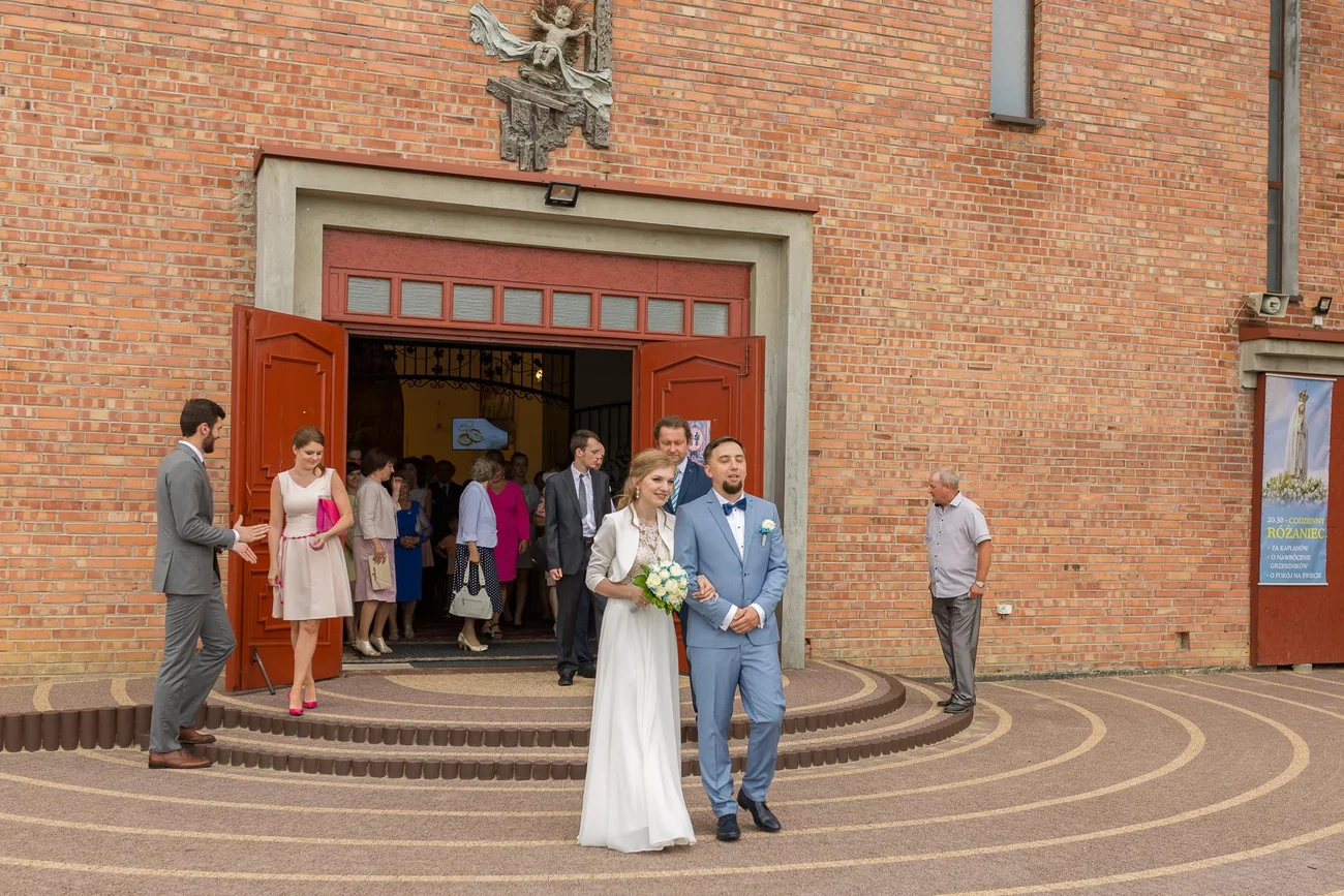 Reportaż ślubny - wyjście z kościoła