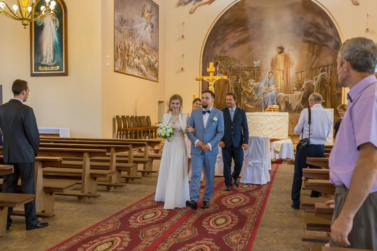 Wyjście z kościoła - para młoda