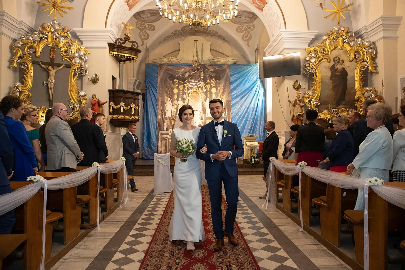 Wyjście z kościoła - para młoda