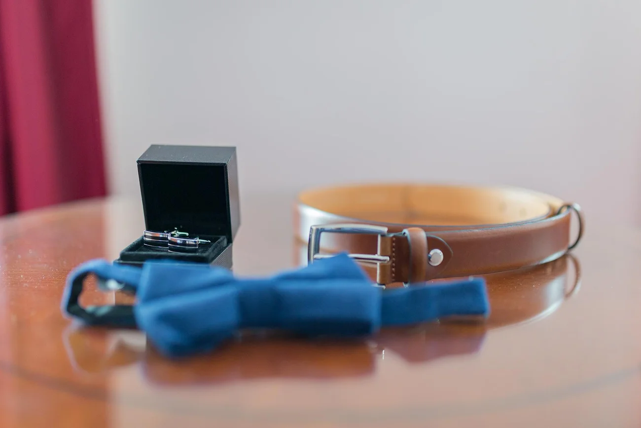 Detal ślubny - obrączki mucha i pasek