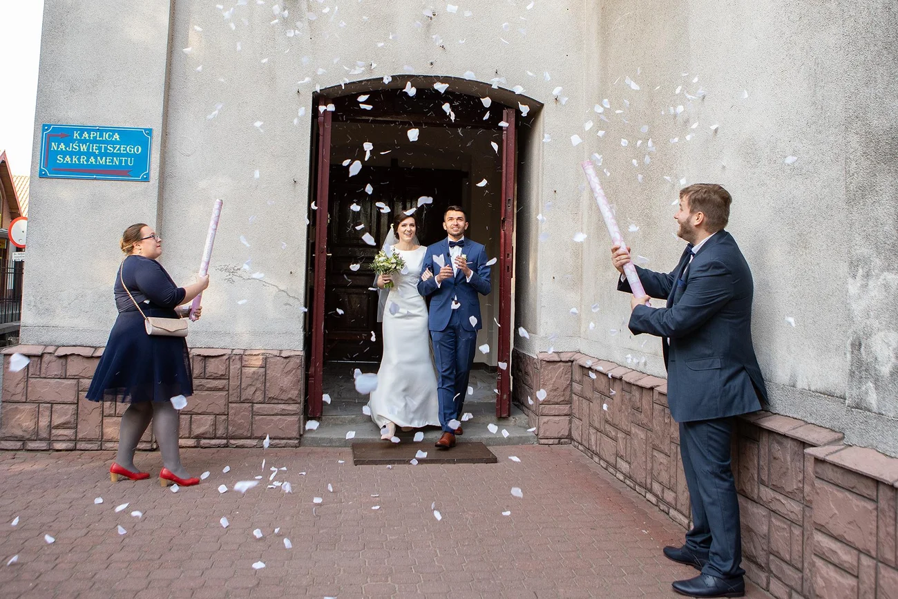 Konfetti przy wyjściu z kościoła