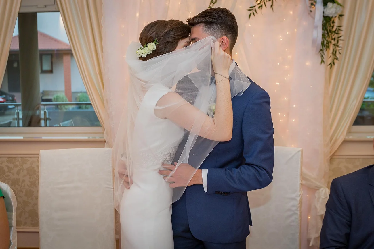 Pocałunek pary młodej