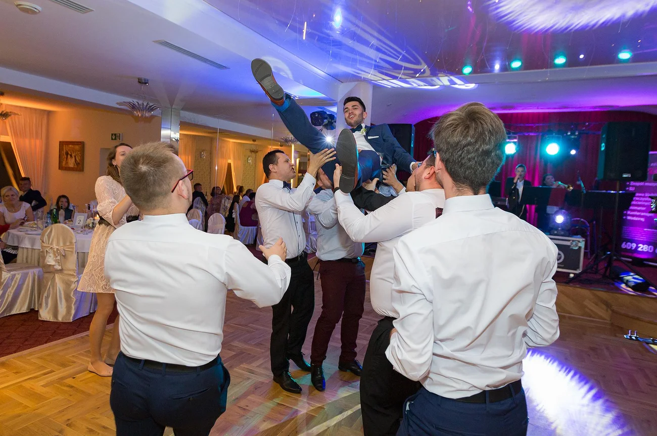 Podrzucanie pana młodego