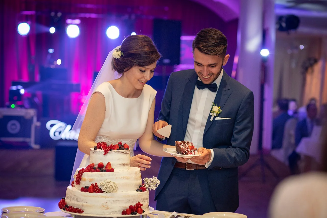 Tort ślubny z truskawkami