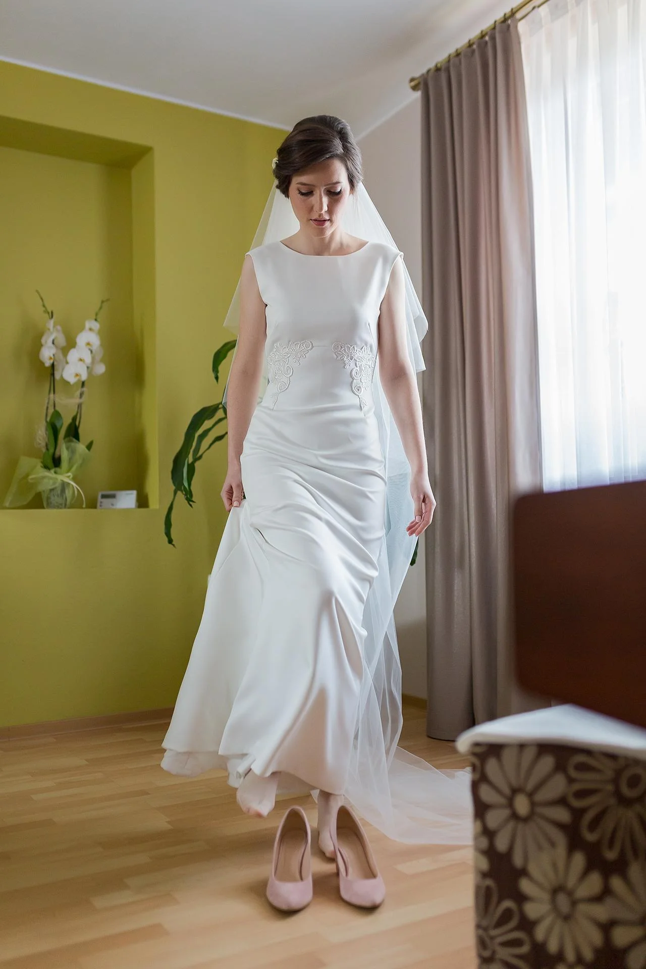 Zakładanie bucików - reportaż ślubny