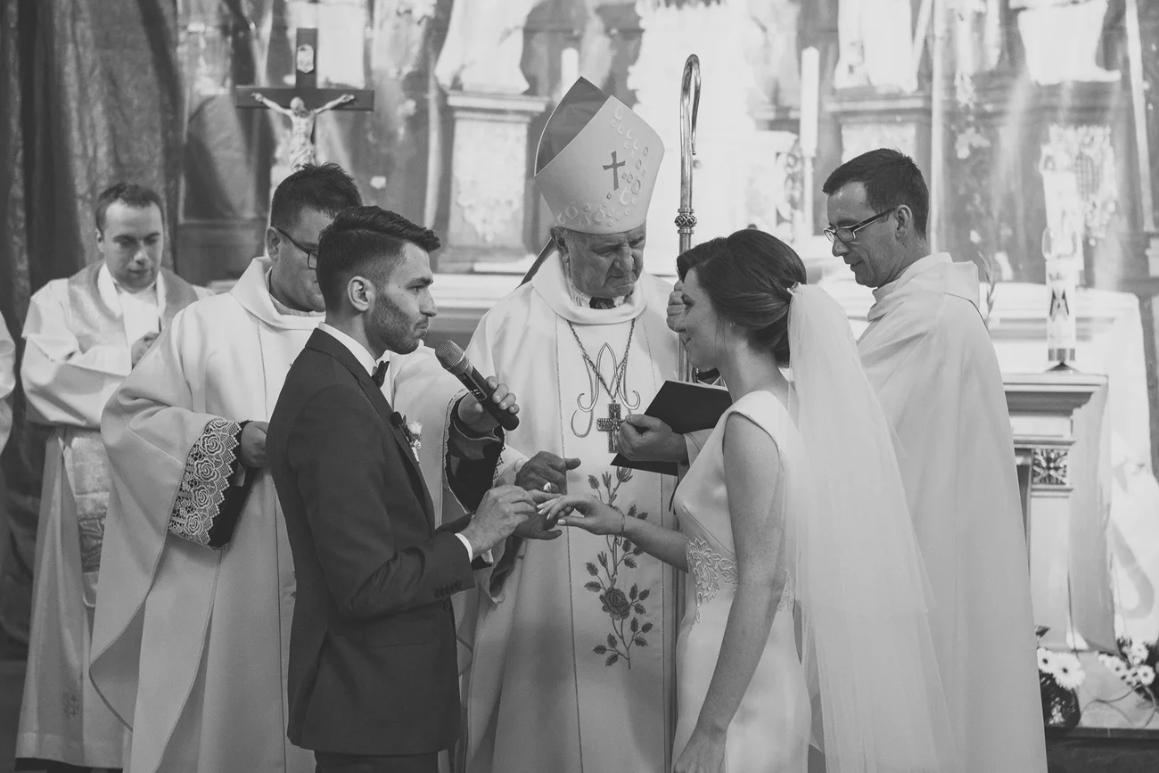 Założenie obrączki - pan młody