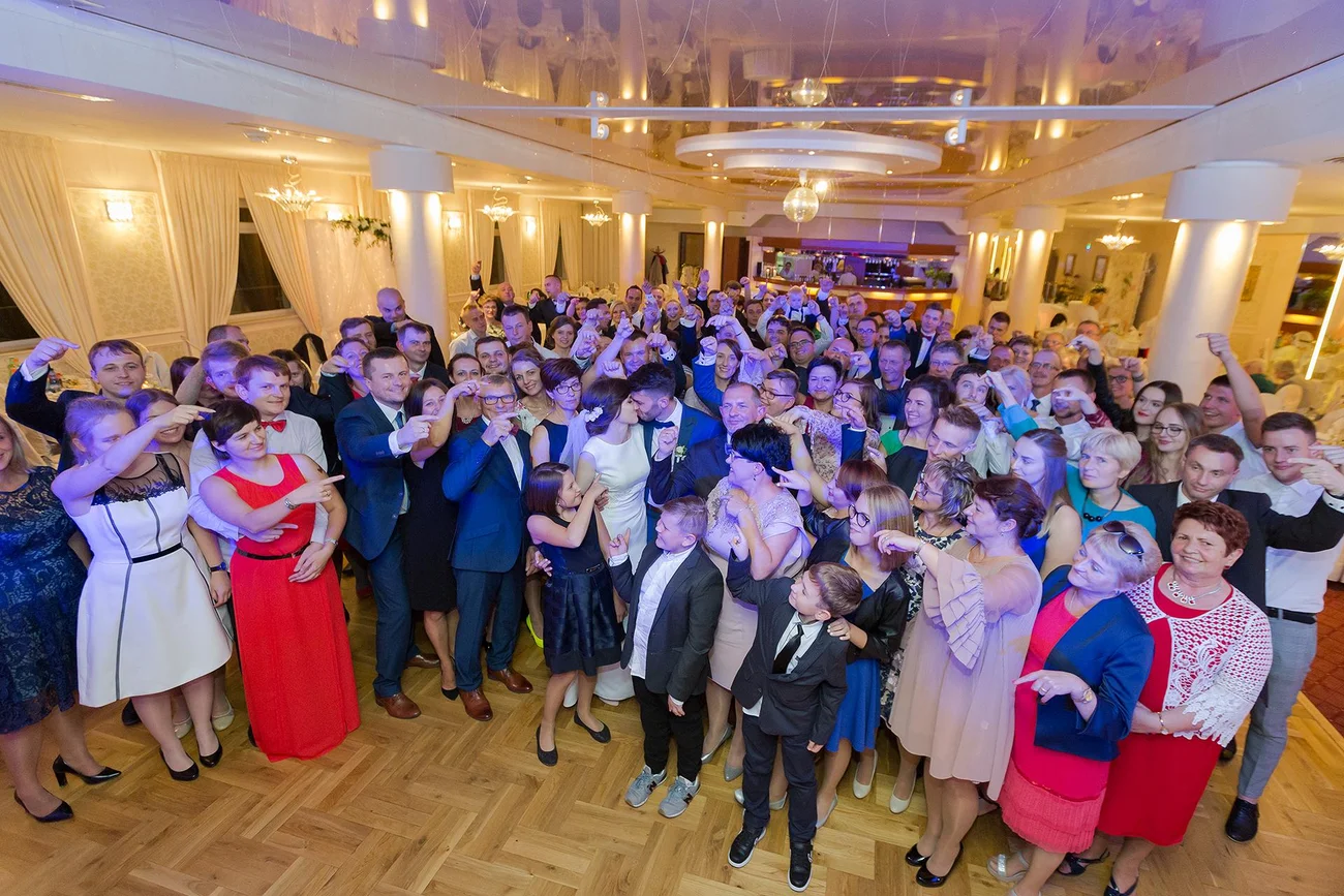 Zdjęcie grupowe na weselu