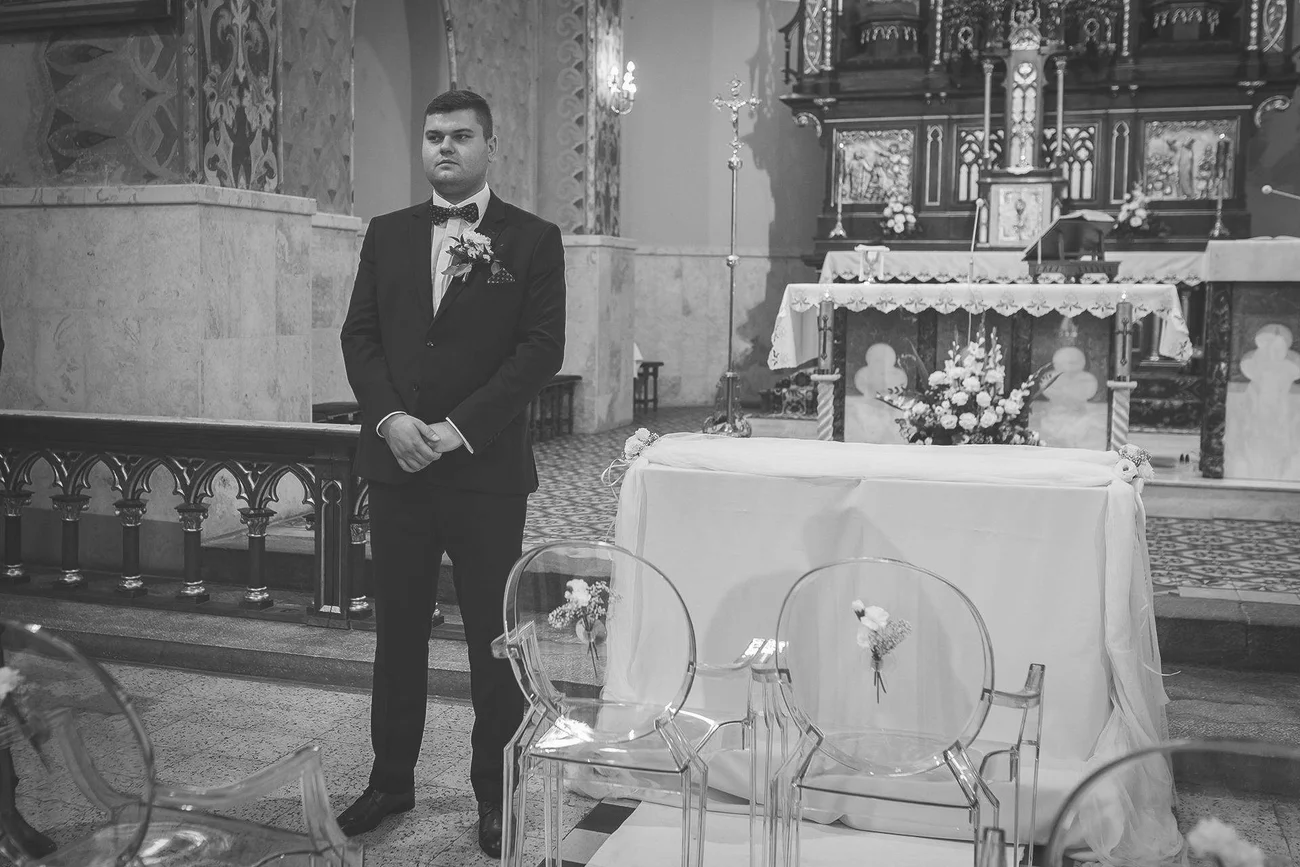 Czekający pan młody w kościele