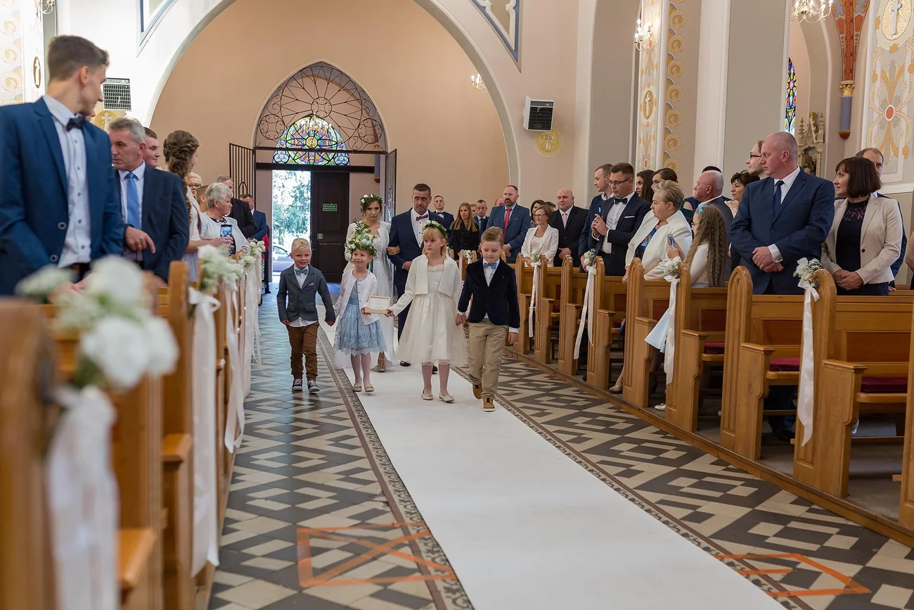 Dzieci wnoszące obrączki