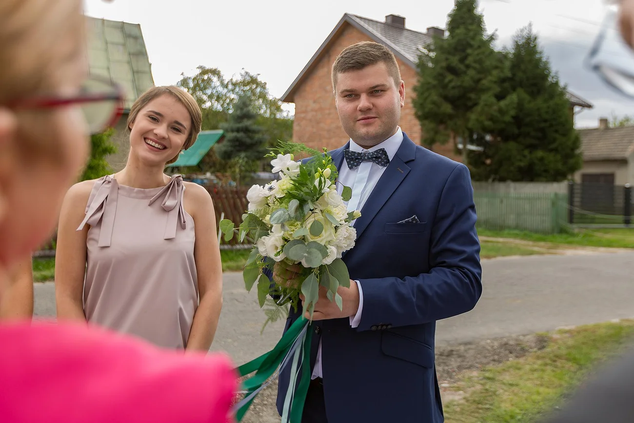 Pan młody pod domem młodej