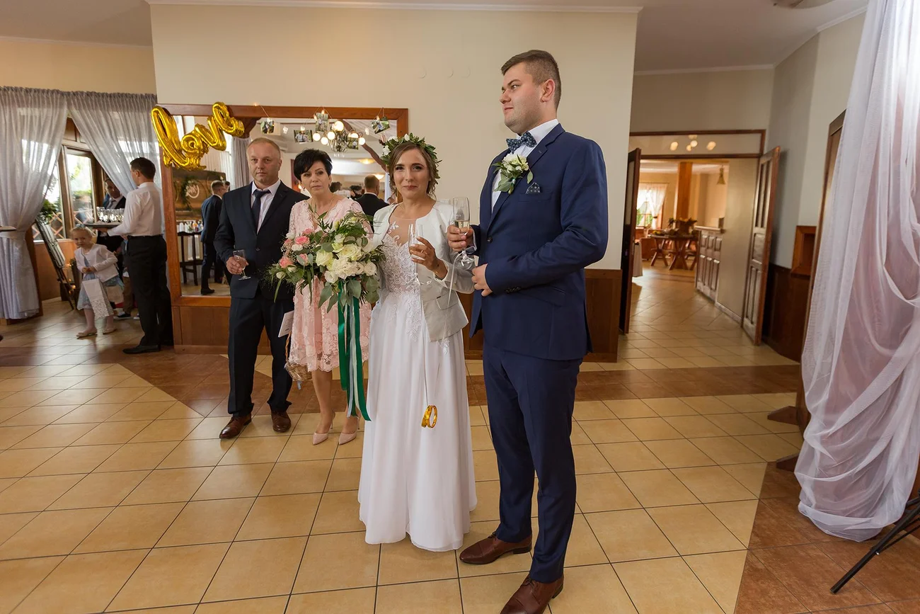 Para młoda na sali weselnej