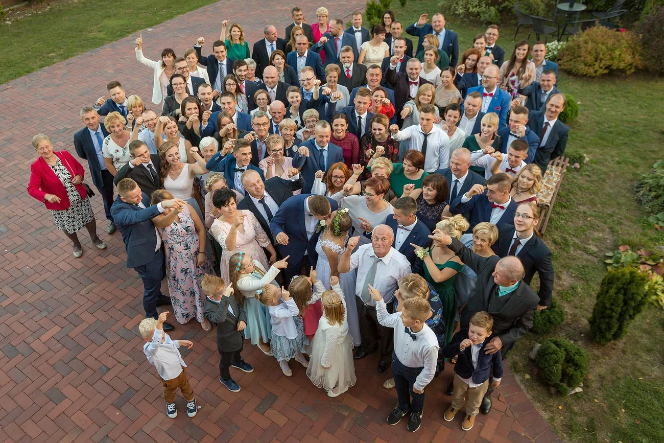 Zdjęcie grupowe na weselu