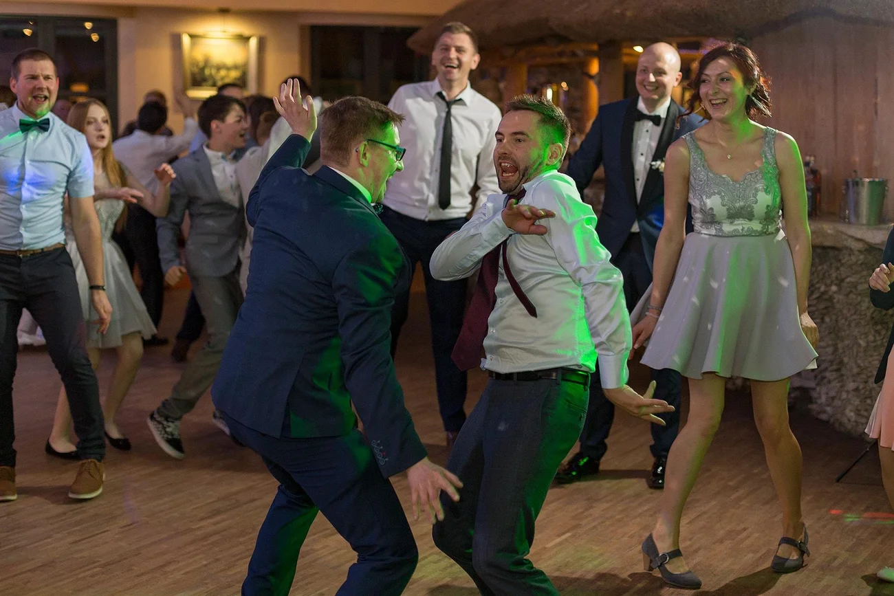 Bawiący goście weselni