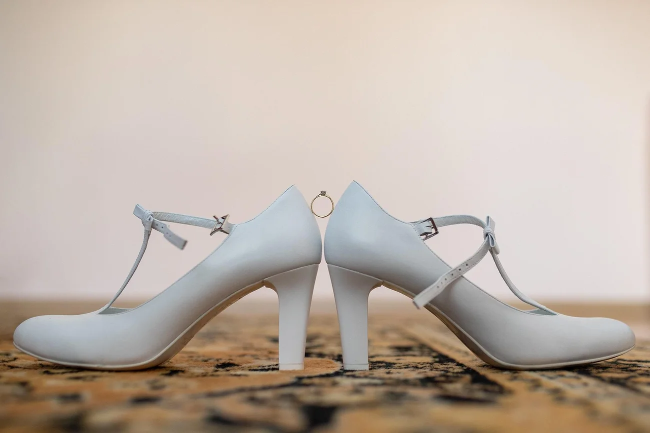 Buty ślubne i pierścionek zaręczynowy