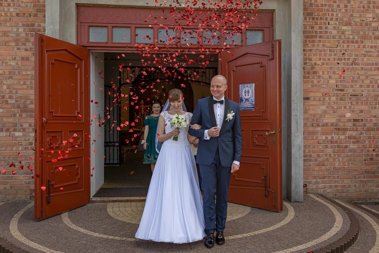 Konfetti pod kościołem