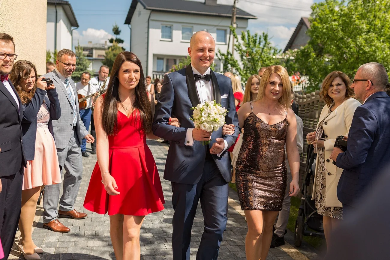 Pan młody pod domem młodej