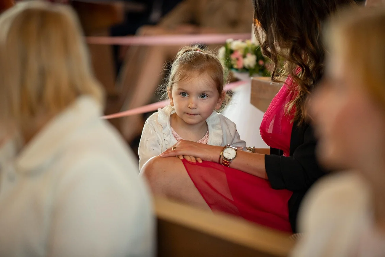Reportaż ślubny - dzieci w kościele