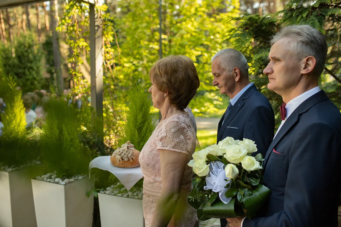 Rodzice oczekujący na parę młodą