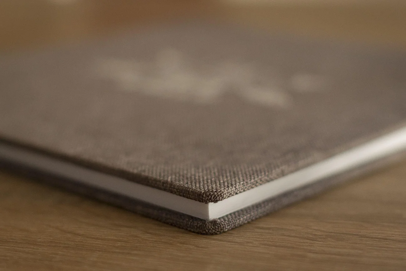 Ślubna fotoksiążka szara