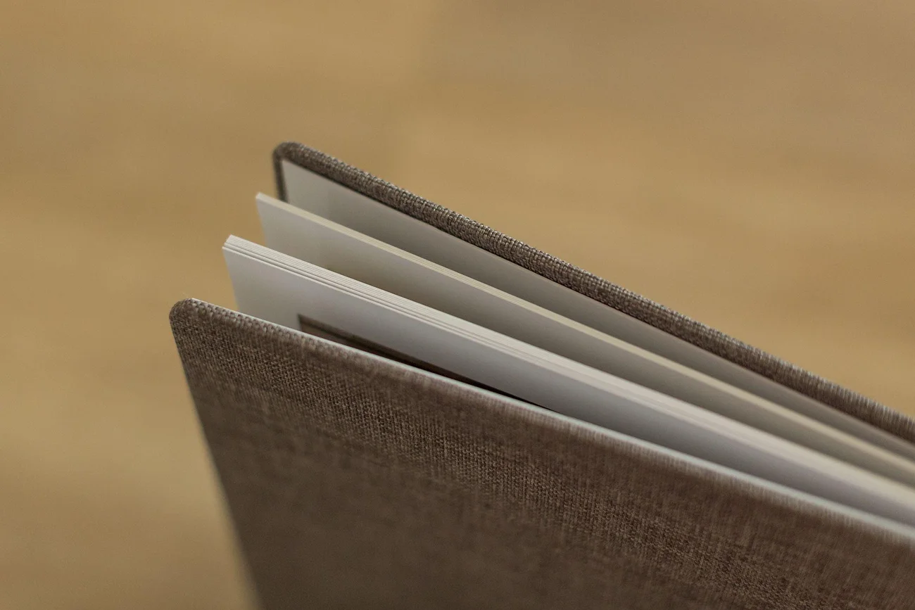 Strona fotoksiążki szarej