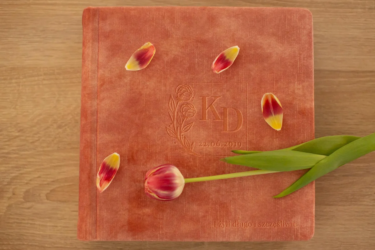 Różowy album ze ślubu