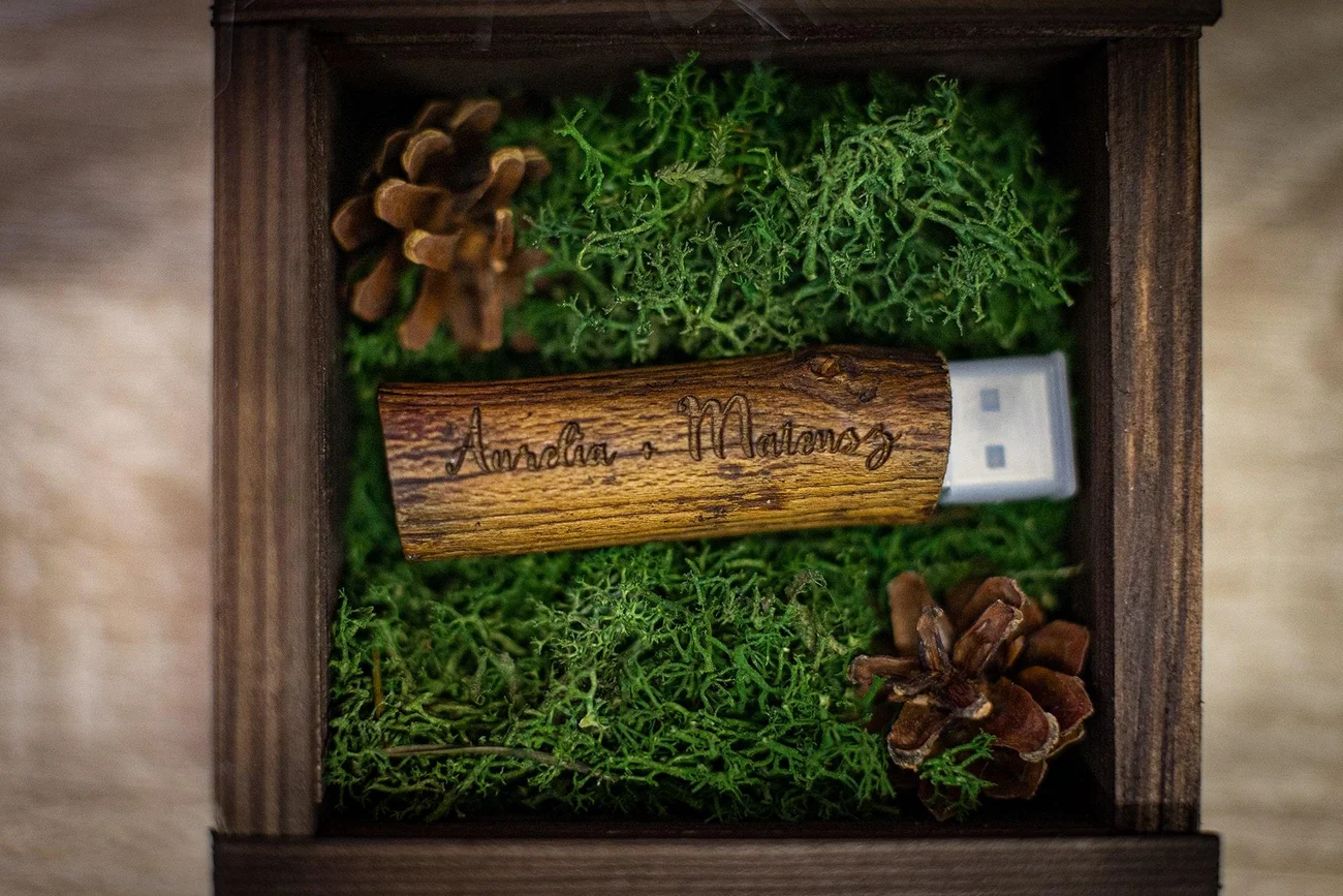 Pudełko na pendrive grawerowany w drewnie